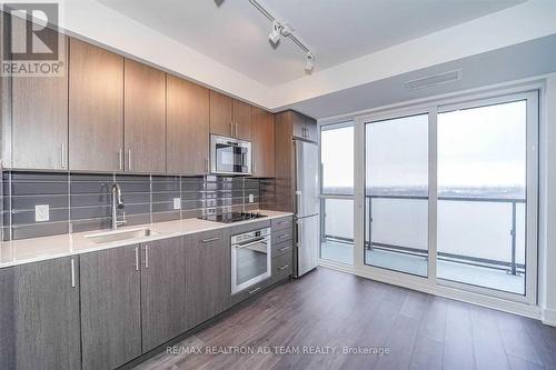 1502 - 2550 Simcoe Street, Oshawa, ON - Indoor Photo Showing Kitchen With Upgraded Kitchen