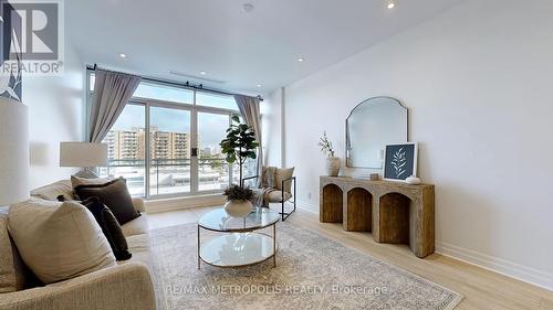 619 - 44 Bond Street W, Oshawa, ON - Indoor Photo Showing Living Room