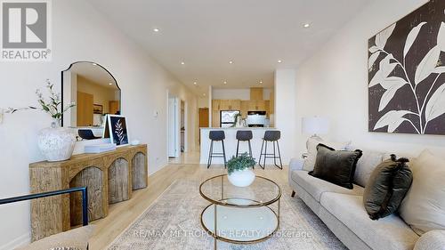 619 - 44 Bond Street W, Oshawa, ON - Indoor Photo Showing Living Room