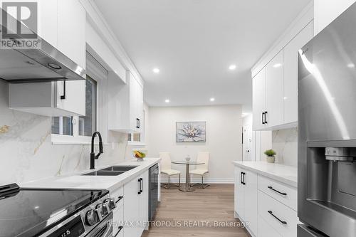 235 Britannia Avenue, Bradford West Gwillimbury, ON - Indoor Photo Showing Kitchen With Double Sink With Upgraded Kitchen