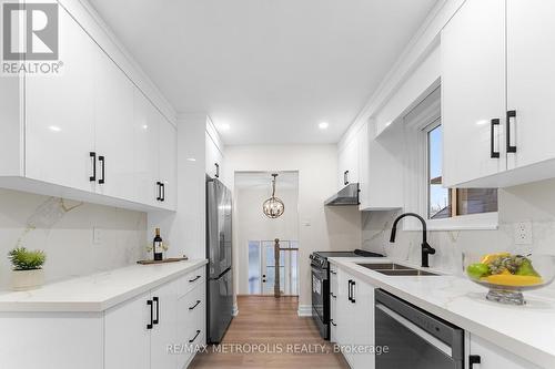 235 Britannia Avenue, Bradford West Gwillimbury, ON - Indoor Photo Showing Kitchen With Double Sink With Upgraded Kitchen