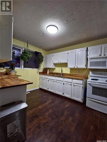 30 Lindsay Drive, Saskatoon, SK - Indoor Photo Showing Kitchen