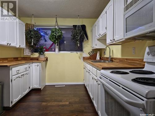 30 Lindsay Drive, Saskatoon, SK - Indoor Photo Showing Kitchen