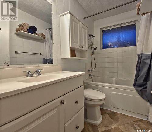 30 Lindsay Drive, Saskatoon, SK - Indoor Photo Showing Bathroom