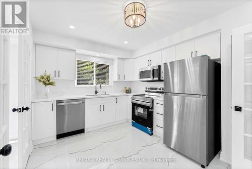 1301 Janina Boulevard, Burlington, ON - Indoor Photo Showing Kitchen