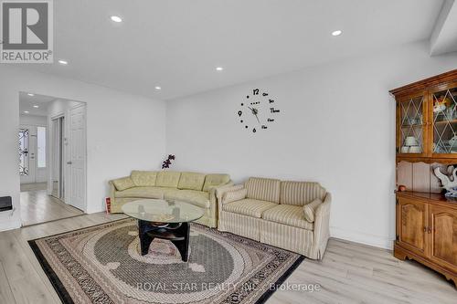 19 Barnaby Drive, St. Catharines, ON - Indoor Photo Showing Living Room