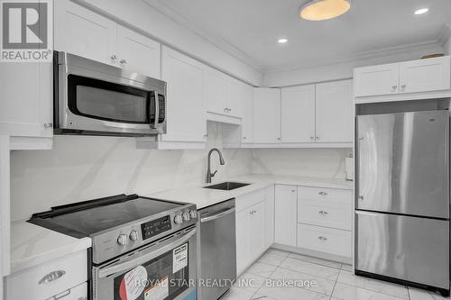 19 Barnaby Drive, St. Catharines, ON - Indoor Photo Showing Kitchen With Upgraded Kitchen