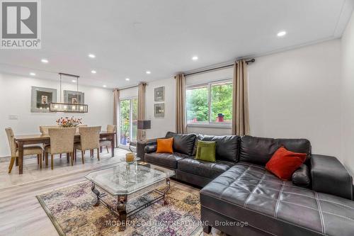 1260 Gore Road, Hamilton, ON - Indoor Photo Showing Living Room