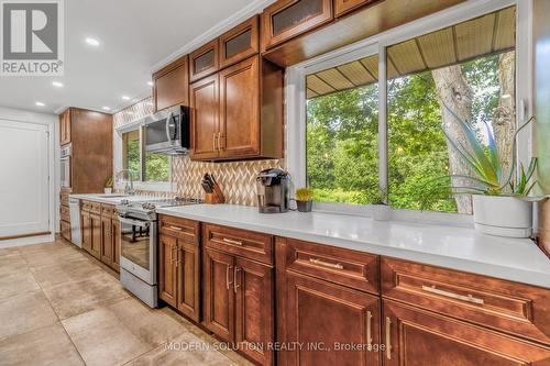 1260 Gore Road, Hamilton, ON - Indoor Photo Showing Kitchen