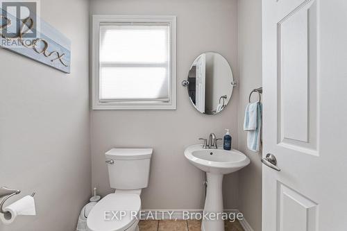 30 Rosewell Street, Hamilton, ON - Indoor Photo Showing Bathroom