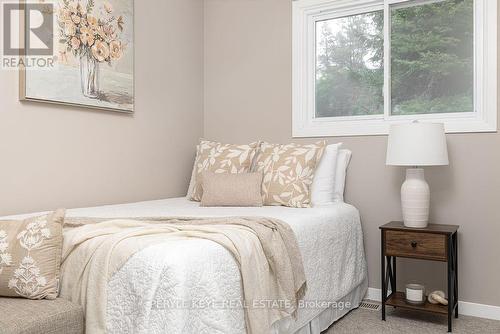 1098 Lawrence Pit Road, Muskoka Lakes, ON - Indoor Photo Showing Bedroom