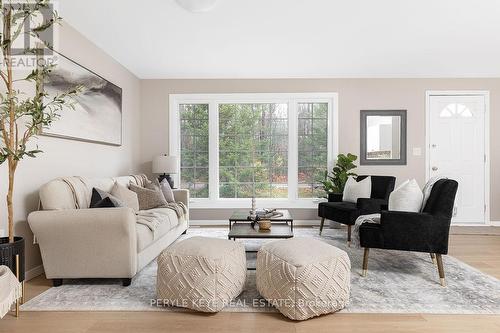 1098 Lawrence Pit Road, Muskoka Lakes, ON - Indoor Photo Showing Living Room