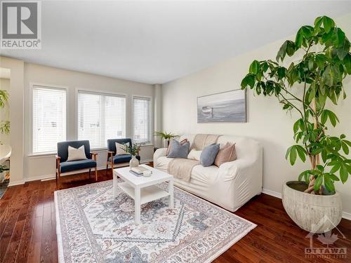 821 Percifor Way, Ottawa, ON - Indoor Photo Showing Living Room