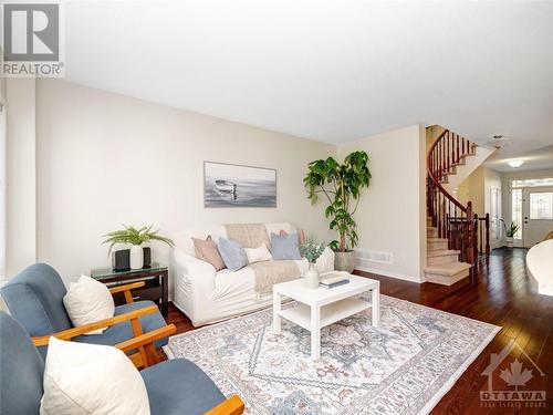 821 Percifor Way, Ottawa, ON - Indoor Photo Showing Living Room