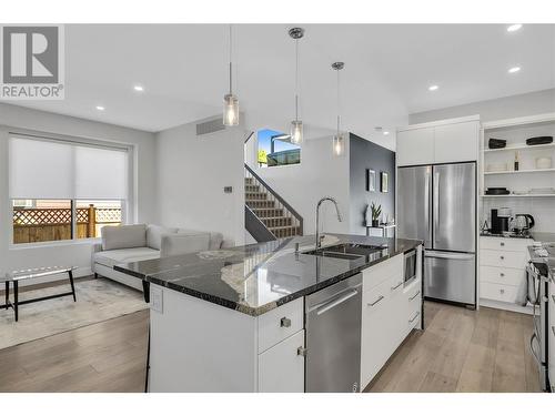 1038 Wilson Avenue, Kelowna, BC - Indoor Photo Showing Kitchen With Double Sink With Upgraded Kitchen