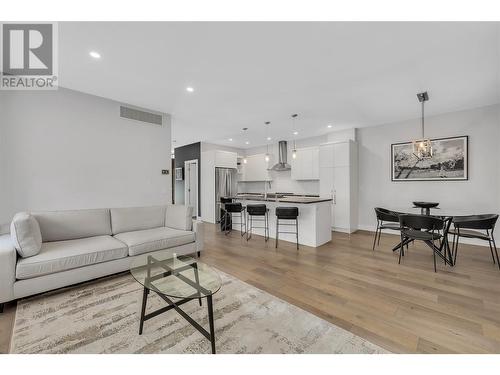 1038 Wilson Avenue, Kelowna, BC - Indoor Photo Showing Living Room