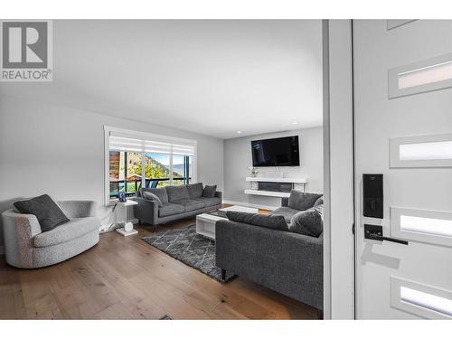 841 Gleneagles Drive, Kamloops, BC - Indoor Photo Showing Living Room With Fireplace