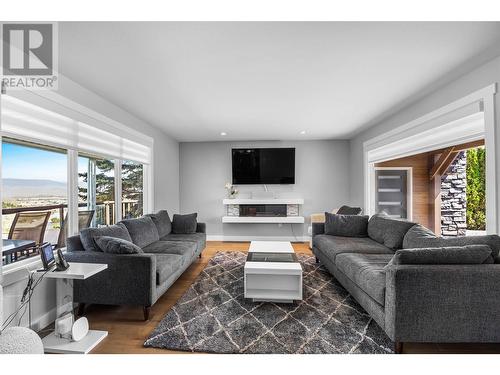 841 Gleneagles Drive, Kamloops, BC - Indoor Photo Showing Living Room With Fireplace