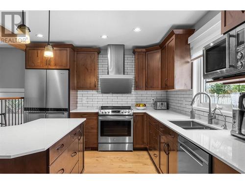 841 Gleneagles Drive, Kamloops, BC - Indoor Photo Showing Kitchen With Double Sink With Upgraded Kitchen