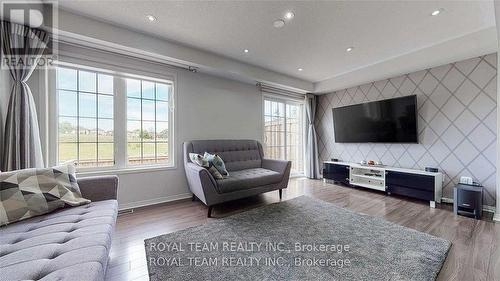 139 Russel Drive W, Bradford West Gwillimbury, ON - Indoor Photo Showing Living Room