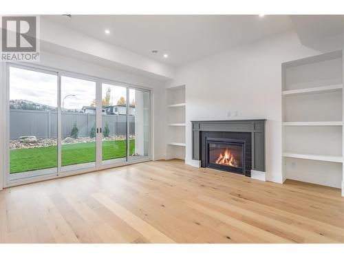 907 Bull Crescent Lot# 91, Kelowna, BC - Indoor Photo Showing Living Room With Fireplace