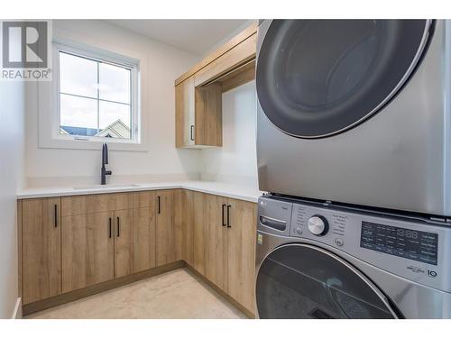 907 Bull Crescent Lot# 91, Kelowna, BC - Indoor Photo Showing Laundry Room