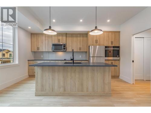 907 Bull Crescent Lot# 91, Kelowna, BC - Indoor Photo Showing Kitchen