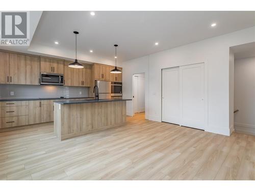 This Suite comes with its own utilities and private side entrance - 907 Bull Crescent Lot# 91, Kelowna, BC - Indoor Photo Showing Kitchen