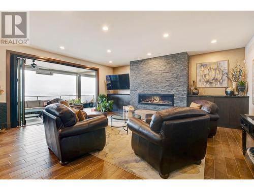 616 Hart Place, Vernon, BC - Indoor Photo Showing Living Room With Fireplace