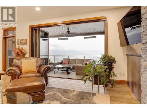 616 Hart Place, Vernon, BC - Indoor Photo Showing Living Room