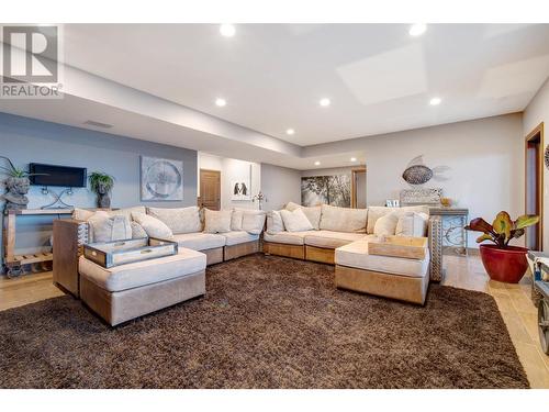 616 Hart Place, Vernon, BC - Indoor Photo Showing Living Room