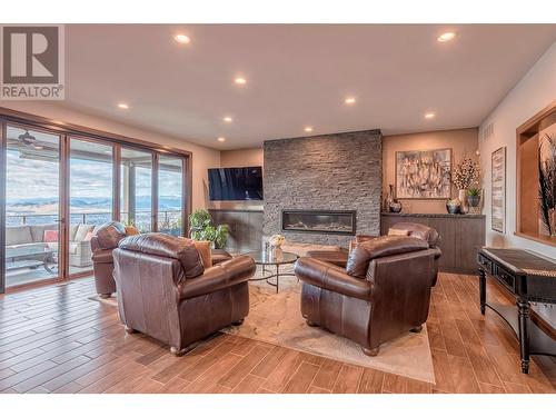 616 Hart Place, Vernon, BC - Indoor Photo Showing Living Room With Fireplace