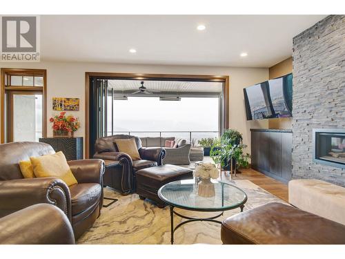 616 Hart Place, Vernon, BC - Indoor Photo Showing Living Room With Fireplace