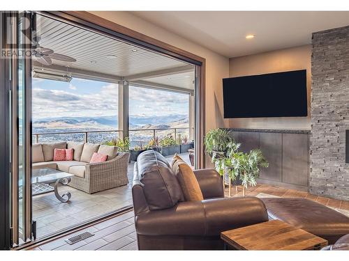 616 Hart Place, Vernon, BC - Indoor Photo Showing Living Room