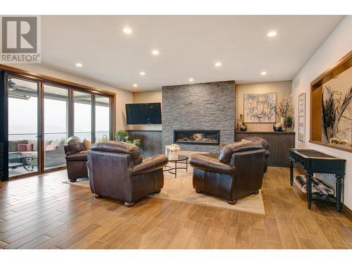 616 Hart Place, Vernon, BC - Indoor Photo Showing Living Room With Fireplace