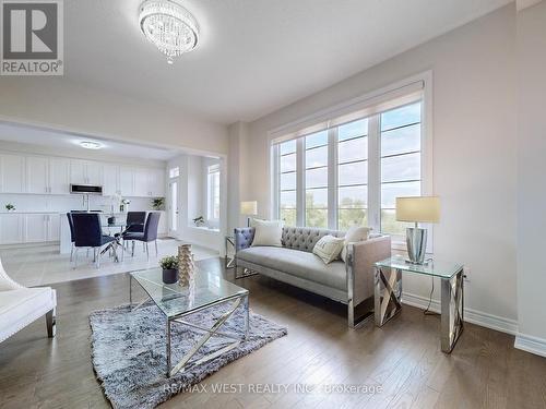 31 John Dallimore Drive, Georgina, ON - Indoor Photo Showing Living Room