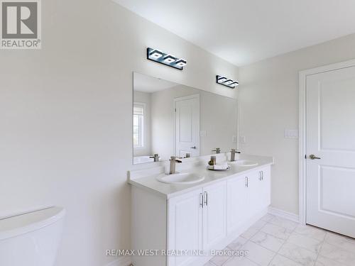 31 John Dallimore Drive, Georgina, ON - Indoor Photo Showing Bathroom