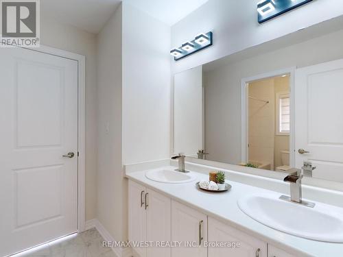 31 John Dallimore Drive, Georgina, ON - Indoor Photo Showing Bathroom