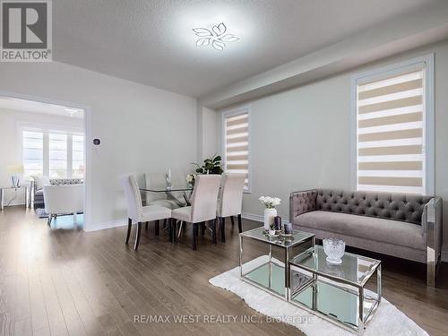 31 John Dallimore Drive, Georgina, ON - Indoor Photo Showing Living Room