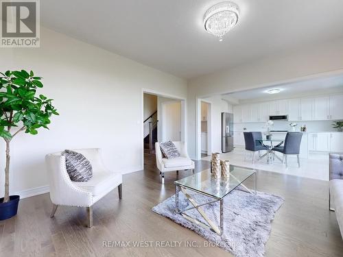 31 John Dallimore Drive, Georgina, ON - Indoor Photo Showing Living Room