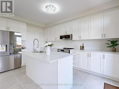 31 John Dallimore Drive, Georgina, ON - Indoor Photo Showing Kitchen With Double Sink With Upgraded Kitchen