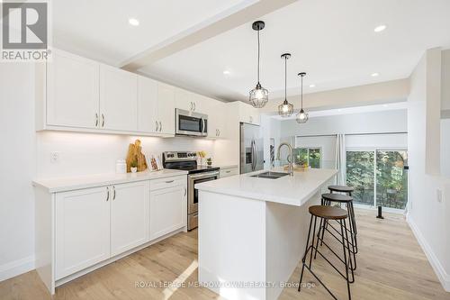 32 - 250 Satok Crescent, Milton, ON - Indoor Photo Showing Kitchen With Double Sink With Upgraded Kitchen