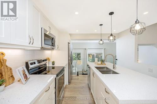 32 - 250 Satok Crescent, Milton, ON - Indoor Photo Showing Kitchen With Double Sink With Upgraded Kitchen