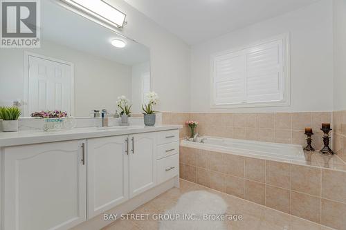 4 Delport Close, Brampton, ON - Indoor Photo Showing Bathroom