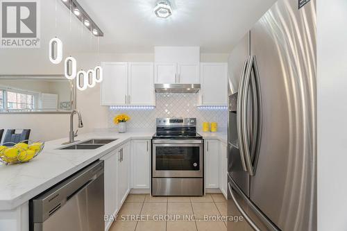 4 Delport Close, Brampton, ON - Indoor Photo Showing Kitchen With Double Sink With Upgraded Kitchen