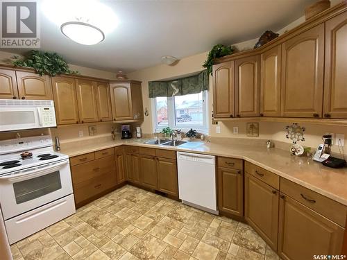 19 Good Spirit Crescent, Yorkton, SK - Indoor Photo Showing Kitchen With Double Sink