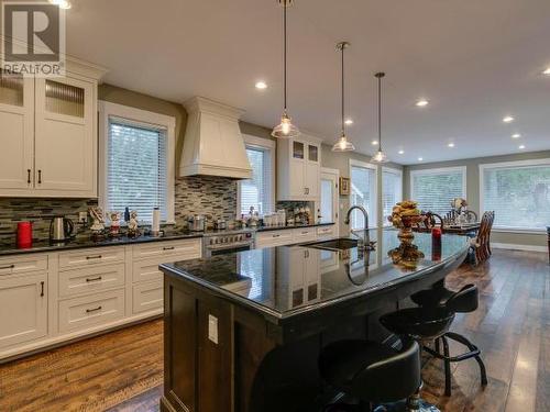 3233 Butler Rd, Powell River, BC - Indoor Photo Showing Kitchen With Upgraded Kitchen