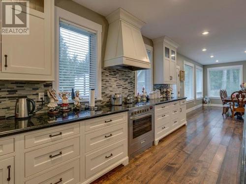 3233 Butler Rd, Powell River, BC - Indoor Photo Showing Kitchen With Upgraded Kitchen