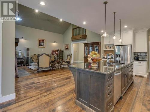 3233 Butler Rd, Powell River, BC - Indoor Photo Showing Kitchen With Upgraded Kitchen