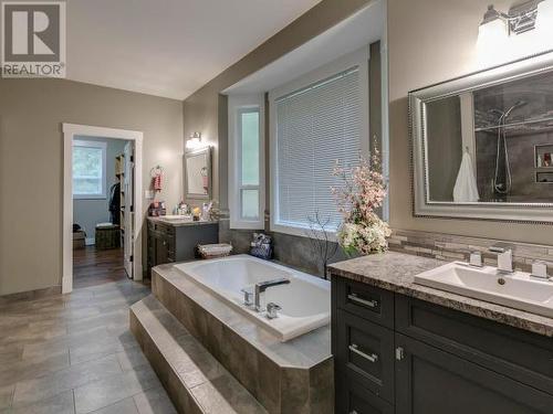 3233 Butler Rd, Powell River, BC - Indoor Photo Showing Bathroom